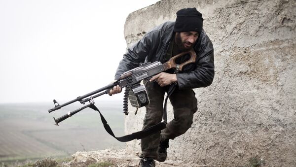 In this December 17, 2012, file photo, a Free Syrian Army fighter takes cover during fighting with the Syrian Army in Azaz, Syria. - Sputnik Afrique