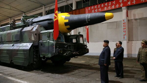 Kim Jong-un inspecciona el misile balístico estratégico Hwasong-12 - Sputnik Afrique
