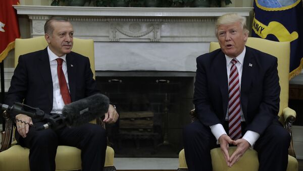 Le président Donald Trump rencontre le président turc Recep Tayyip Erdogan dans le bureau ovale de la Maison Blanche à Washington - Sputnik Afrique