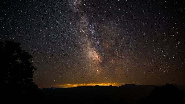 Звездное небо, наблюдаемое в Краснодарском крае во время метеорного потока Персеиды - Sputnik Afrique