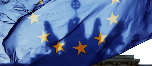 In this March 24, 2007 file photo, the Quadriga ontop of the Brandenburg Gate in Berlin is seen through a European flag - Sputnik Afrique