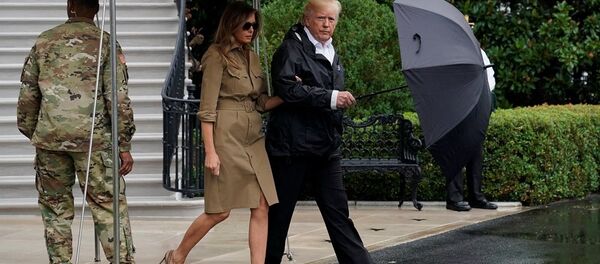 President Donald Trump and first lady Melania Trump walk out from the White - Sputnik Afrique