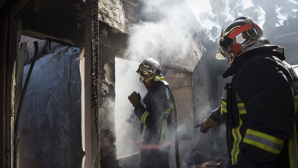 Firemen enter a burnt house after they extinguished a fire, in La Londe-les-Maures, southeastern France, on September 3, 2017. - Sputnik Afrique