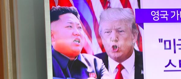 A man watches a television news programme showing US President Donald Trump (C) and North Korean leader Kim Jong-Un (L) at a railway station in Seoul on August 9, 2017 A man watches a television news programme showing US President Donald Trump (C) and North Korean leader Kim Jong-Un (L) at a railway station in Seoul on August 9, 2017 - Sputnik Afrique