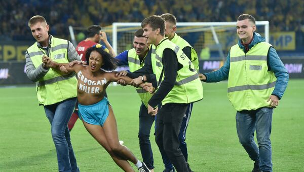 «Erdogan killer»: une Femen perturbe un match Turquie-Ukraine - Sputnik Afrique