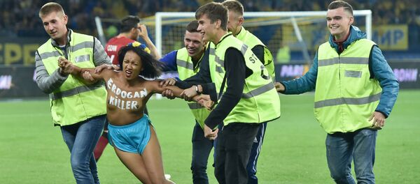«Erdogan killer»: une Femen perturbe un match Turquie-Ukraine - Sputnik Afrique