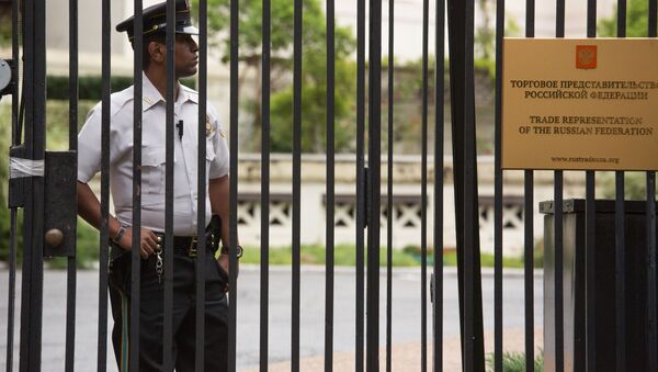 Сотрудник полиции стоит в оцеплении у здания российского торгового представительства в Вашингтоне - Sputnik Afrique