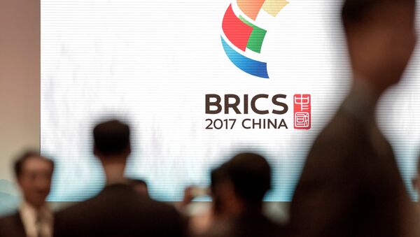 El logo de la cumbre de BRICS en China - Sputnik Afrique
