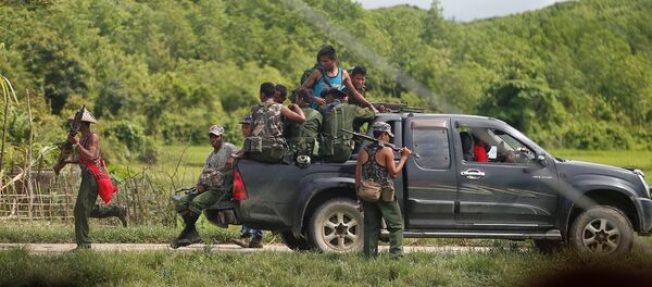 Myanmar soldiers patrol a road in Maungdaw - Sputnik Afrique