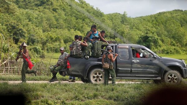 Myanmar soldiers patrol a road in Maungdaw - Sputnik Afrique