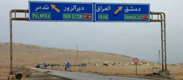 A picture taken on March 2, 2017, shows a sign displaying the routes to Palmyra-Deir Ezzor and Damascus-Iraq as Syrian regime fighters advance to retake the ancient city of Palmyra, from Islamic State (IS) group fighters. - Sputnik Afrique