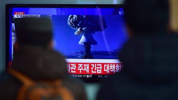 People watch a news report on North Korea's first hydrogen bomb test at a railroad station in Seoul. (File) - Sputnik Afrique