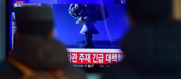 People watch a news report on North Korea's first hydrogen bomb test at a railroad station in Seoul. (File) - Sputnik Afrique