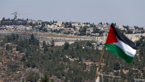 REFILE - CORRECTING GRAMMAR A Palestinian flag is seen in front of the Jewish settlement of Gilo, in the West Bank village of Walajeh, near Bethlehem, August 18, 2017. - Sputnik Afrique