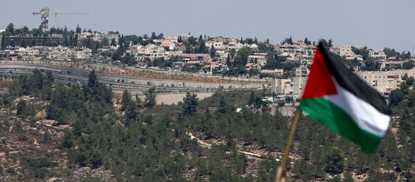 REFILE - CORRECTING GRAMMAR A Palestinian flag is seen in front of the Jewish settlement of Gilo, in the West Bank village of Walajeh, near Bethlehem, August 18, 2017. - Sputnik Afrique