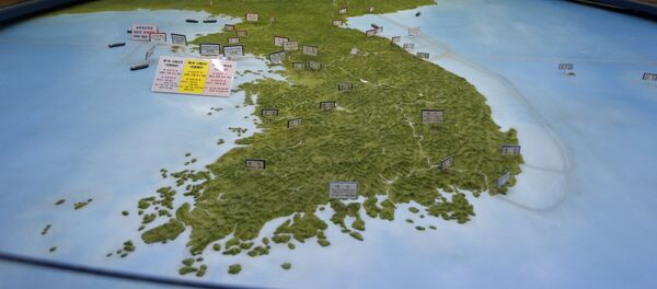 In this Feb. 10, 2016, file photo, visitors look at a map of the Korean peninsula at the exhibition hall of the unification observatory in Paju, South Korea - Sputnik Afrique