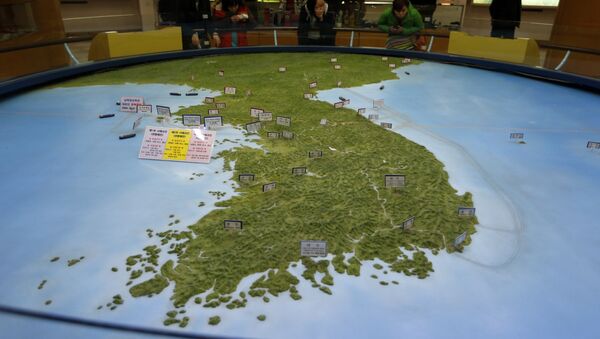 In this Feb. 10, 2016, file photo, visitors look at a map of the Korean peninsula at the exhibition hall of the unification observatory in Paju, South Korea - Sputnik Afrique