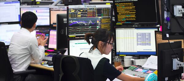 A currency dealer monitors exchange rates in a trading room at the KEB Hana Bank in Seoul on September 4, 2017. - Sputnik Afrique