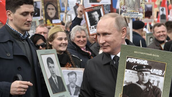 Президент РФ В. Путин принял участие в шествии Бессмертный полк - Sputnik Afrique