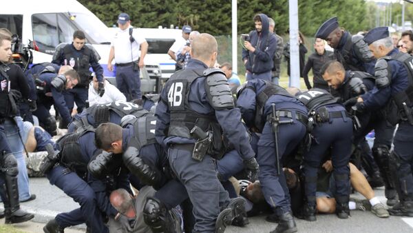 Employees of the French auto parts manufacturer GM&S are evacuated by riot police while they demonstrate on September 5, 2017, in front of a plant of the French car maker PSA Peugeot Citroen in Poissy, outside Paris. - Sputnik Afrique