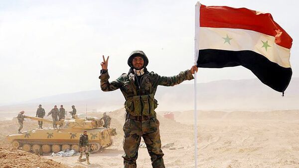 IS-Belagerung nach drei Jahren durchbruchen: Syrischer Soldat in Deir ez-Zor. - Sputnik Afrique