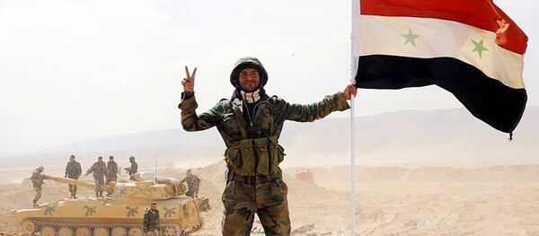 IS-Belagerung nach drei Jahren durchbruchen: Syrischer Soldat in Deir ez-Zor. IS-Belagerung nach drei Jahren durchbruchen: Syrischer Soldat in Deir ez-Zor. - Sputnik Afrique
