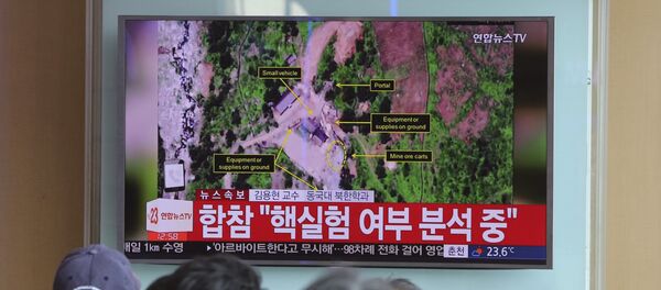 People watch a TV news reporting about a possible nuclear test conducted by North Korea ,at the Seoul Railway station in Seoul, South Korea, Sunday, Sept. 3, 2017 - Sputnik Afrique