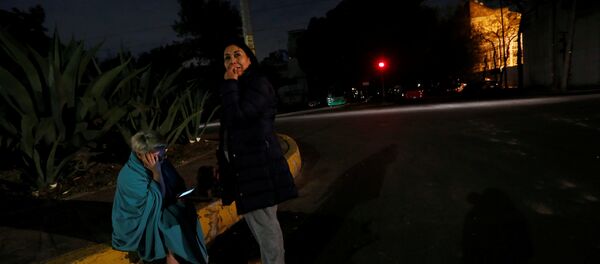Les gens dans la rue après le séisme au Mexique - Sputnik Afrique