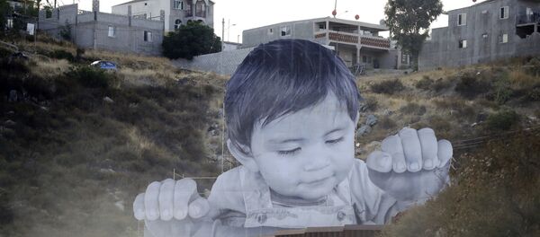 Un garçon géant est apparu sur le mur entre les États-Unis et le Mexique - Sputnik Afrique