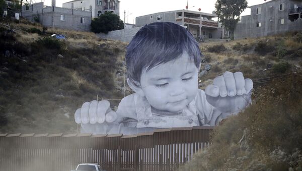 Un garçon géant est apparu sur le mur entre les États-Unis et le Mexique - Sputnik Afrique