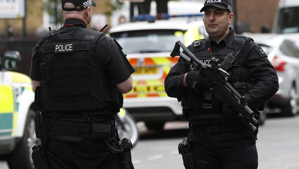Armed police officers patrol the streets near Southwark Cathedral ahead of the funeral of PC Keith Palmer, who was killed in the recent Westminster attack, in central London, Britain April 10, 2017. - Sputnik Afrique