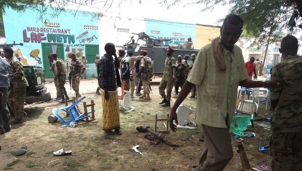 A crowd gathers at the site of a suicide attack on October 19,2013 in Beledweyne. - Sputnik Afrique