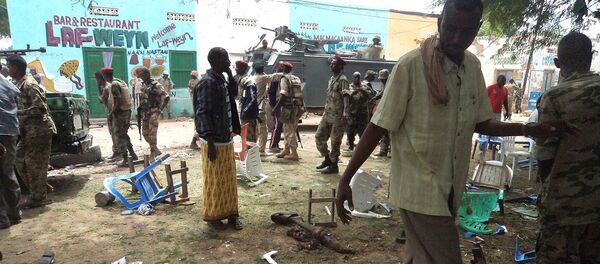 A crowd gathers at the site of a suicide attack on October 19,2013 in Beledweyne. - Sputnik Afrique