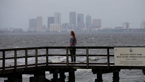 The Tampa skyline is seen in the background as a man looks out at Hillsborough Bay ahead of the arrival of Hurricane Irma in Tampa, Florida, U.S., September 10, 2017. - Sputnik Afrique