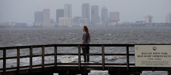 The Tampa skyline is seen in the background as a man looks out at Hillsborough Bay ahead of the arrival of Hurricane Irma in Tampa, Florida, U.S., September 10, 2017. The Tampa skyline is seen in the background as a man looks out at Hillsborough Bay ahead of the arrival of Hurricane Irma in Tampa, Florida, U.S., September 10, 2017. - Sputnik Afrique