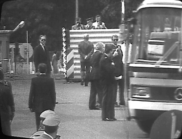 Pont de Glienicke, échange de 25 agents occidentaux contre 4 agents de l’Est le 11 juin 1985 Pont de Glienicke, échange de 25 agents occidentaux contre 4 agents de l’Est le 11 juin 1985 - Sputnik Afrique