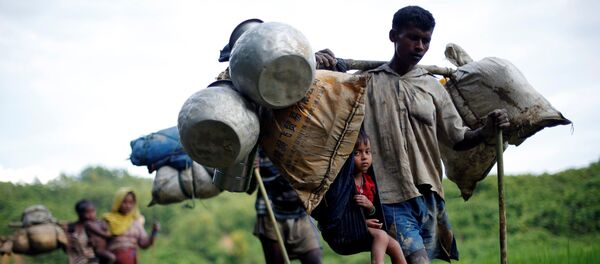 Rohingya refugees walk through a paddy field after crossing the Bangladesh-Myanmar border in Cox's Bazar, Bangladesh September 8, 2017. - Sputnik Afrique