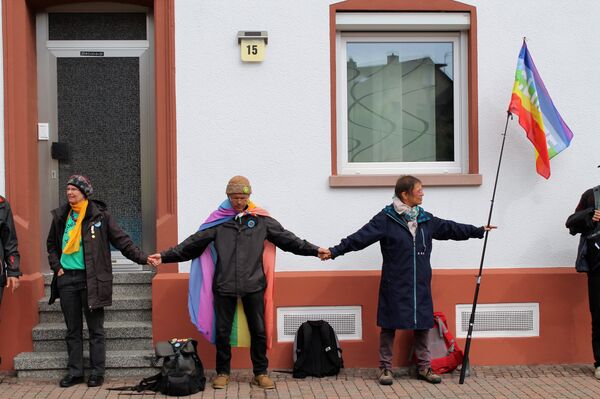 Une chaîne vivante de plus de 5.000 personnes près de la base aérienne US à Ramstein. - Sputnik Afrique