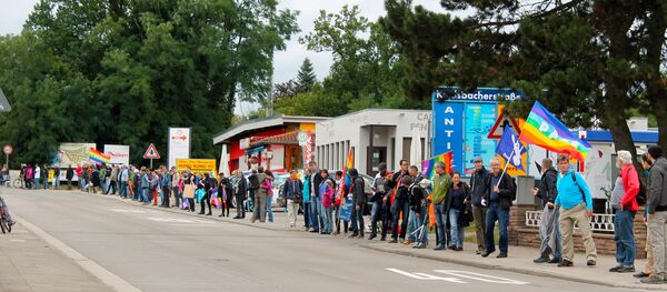 Une chaîne vivante de plus de 5.000 personnes près de la base aérienne US à Ramstein - Sputnik Afrique