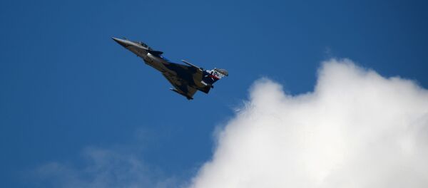 A Dassault Aviation Rafale jet performs a flight display on the last day of the International Paris Air Show on June 25, 2017 at Le Bourget Airport, near Paris. - Sputnik Afrique