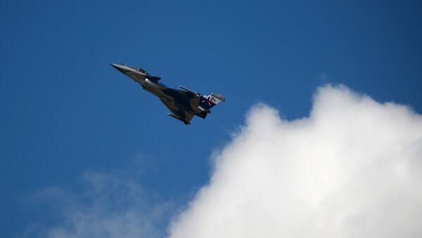A Dassault Aviation Rafale jet performs a flight display on the last day of the International Paris Air Show on June 25, 2017 at Le Bourget Airport, near Paris. - Sputnik Afrique