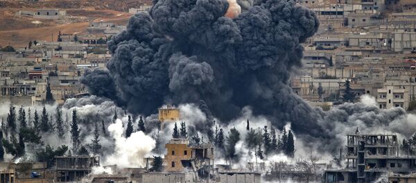 n this Nov. 17, 2014 file photo, smoke rises from the Syrian city of Kobani, following an airstrike by the U.S.-led coalition, seen from a hilltop outside Suruc, on the Turkey-Syria border. - Sputnik Afrique