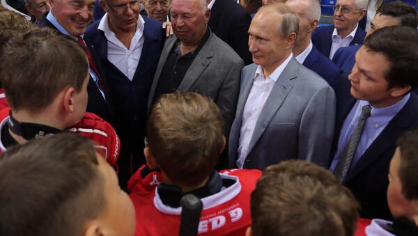 Poutine réuni avec des légendes du hockey à Sotchi - Sputnik Afrique