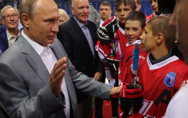 Poutine réuni avec des légendes du hockey à Sotchi - Sputnik Afrique