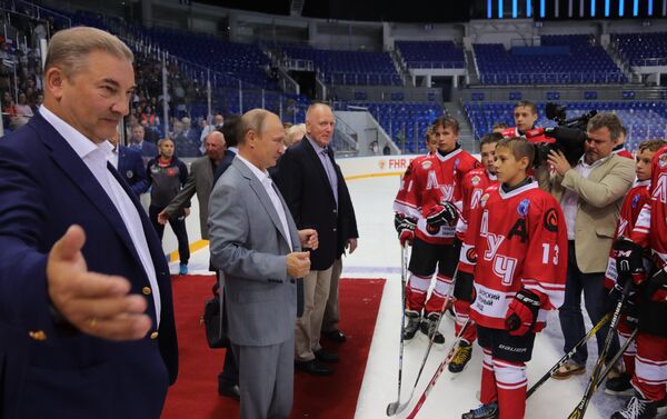 À droite de M.Poutine - le joueur du hockey canadien Red Berenson, à gauche - le président de la Fédération du hockey de la Russie Vladislav Tretiak - Sputnik Afrique