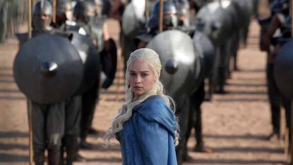 Emilia Clarke as Daenerys Targaryen in a scene from Game of Thrones - Sputnik Afrique