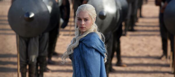 Emilia Clarke as Daenerys Targaryen in a scene from Game of Thrones - Sputnik Afrique
