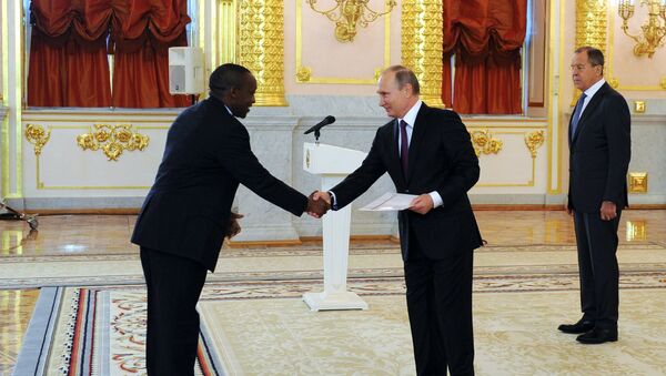 le Dr Edouard Bizimana, l’ambassadeur du Burundi et Vladimir Poutine - Sputnik Afrique