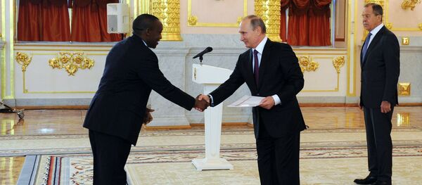 le Dr Edouard Bizimana, l’ambassadeur du Burundi et Vladimir Poutine - Sputnik Afrique