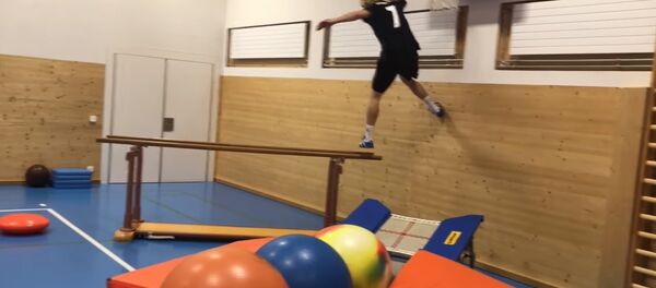 Quelque chose entre un ingénieur génial et un sportif doué : l’entraînement de ce skieur est 100% fou! - Sputnik Afrique